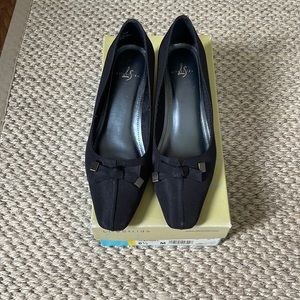 Life Stride black dressy pump good for dressy occasions